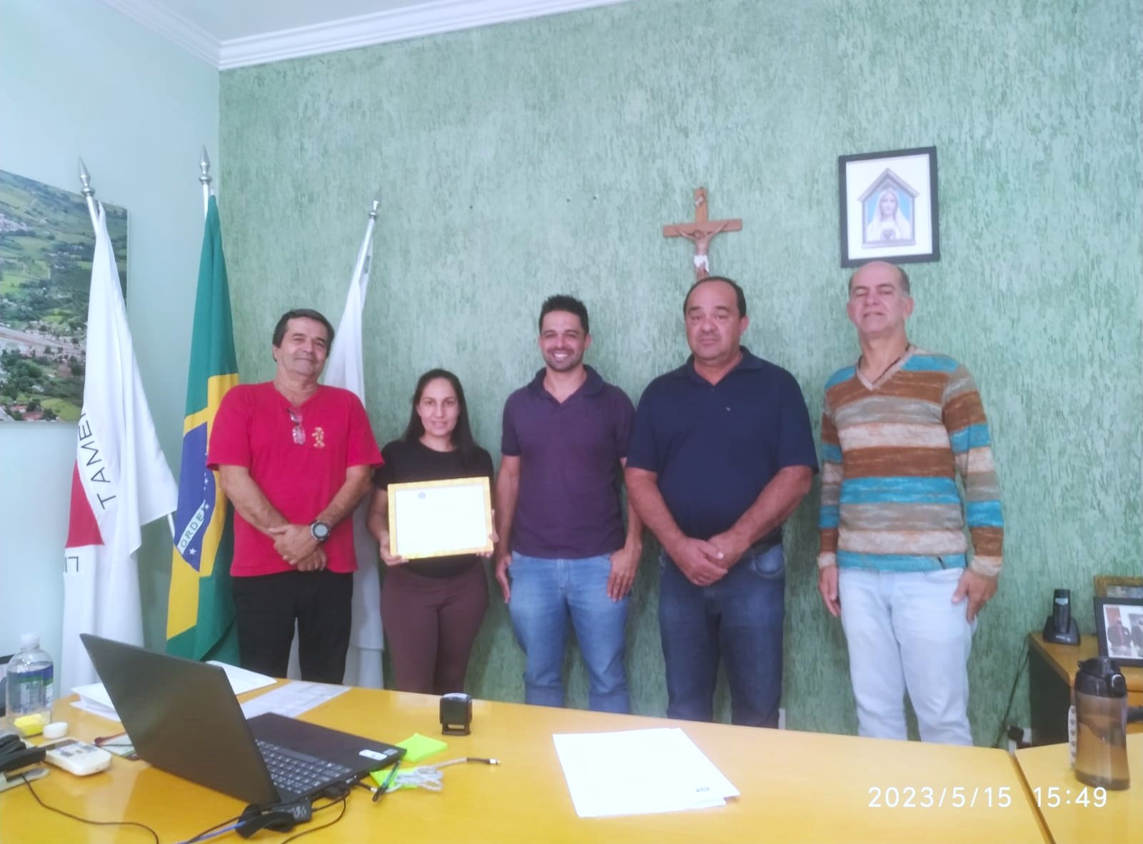 Parlamentares homenageiam servidora pública da cidade de Córrego Fundo