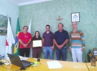 Parlamentares homenageiam servidora pública da cidade de Córrego Fundo